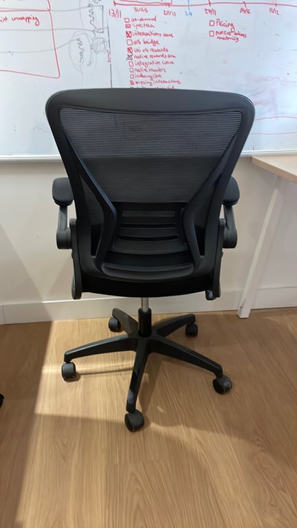 Fauteuil de bureau en résille avec roulettes et rotation d'assise