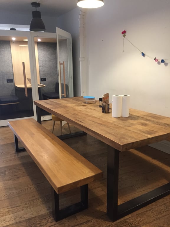 Banc en bois et métal avec pieds noirs