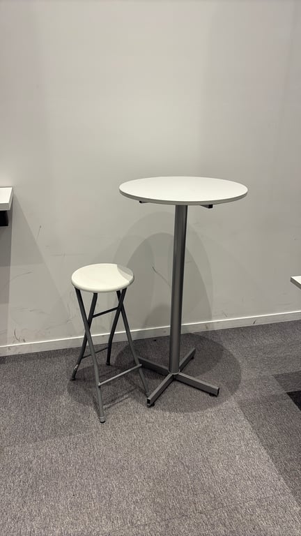 Tabouret pliable avec piètement droit