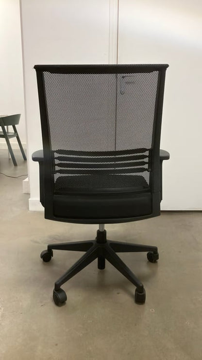 Fauteuil de bureau noir avec roulettes et dossier résille