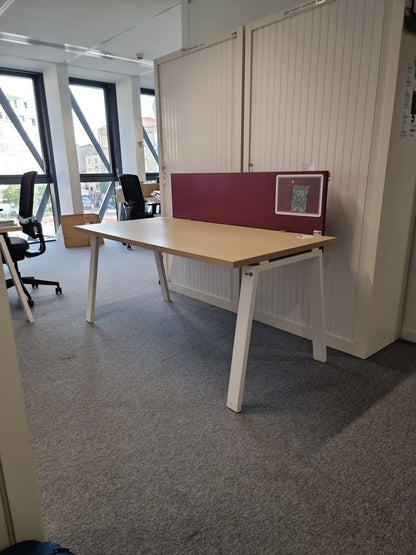 Bureau droit avec plateau en bois lightcreme et pieds en métal blanc