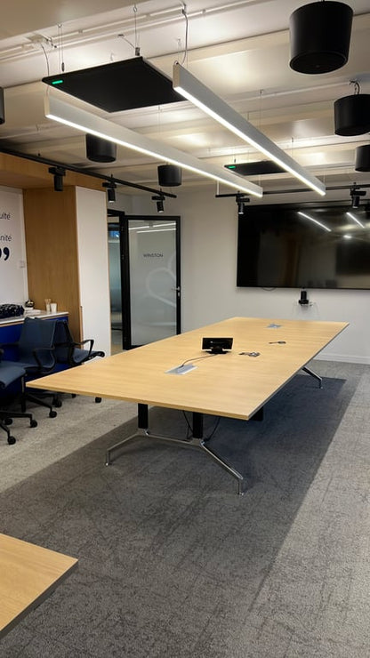 Table de réunion rectangulaire avec accès goulotte et top access