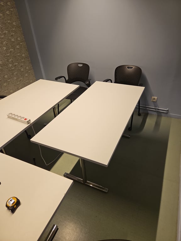 Bureau droit 140x70 cm avec plateau en mélaminé et pieds en métal