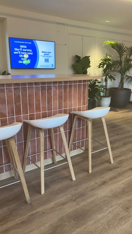 Chaise haute sans accoudoirs avec dossier plein