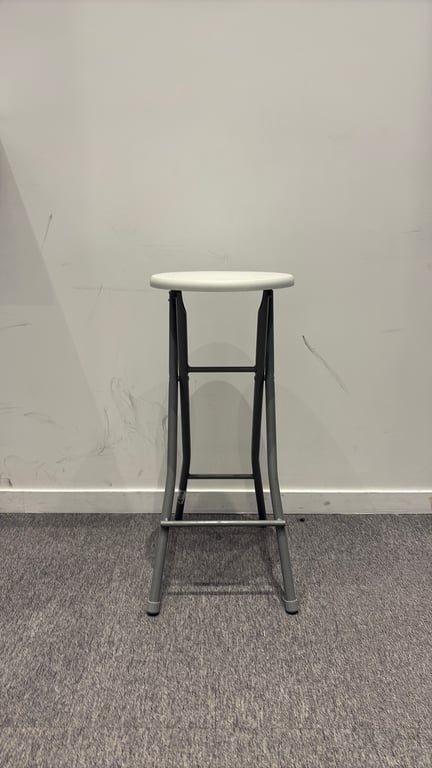 Tabouret pliable avec piètement droit