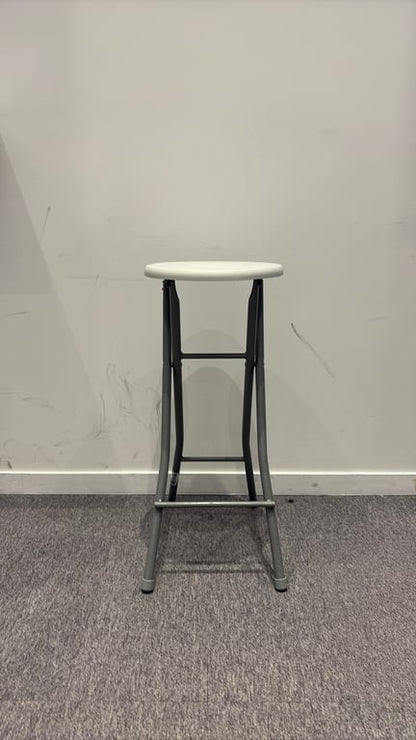 Tabouret pliable avec piètement droit