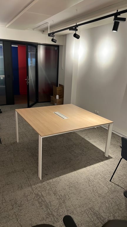 Table de réunion rectangulaire en bois et métal