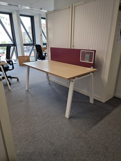 Bureau droit avec plateau en bois lightcreme et pieds en métal blanc