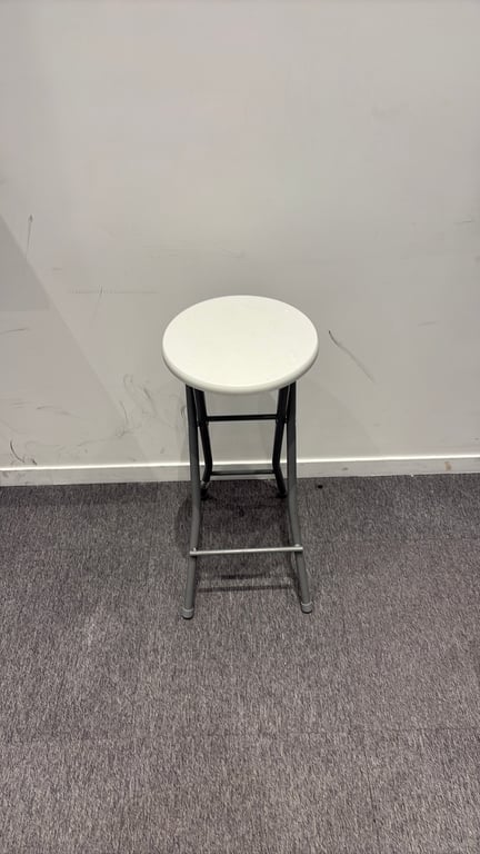 Tabouret pliable avec piètement droit