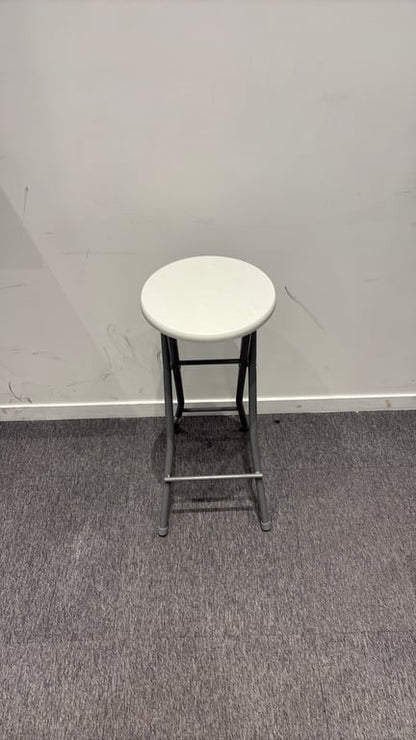 Tabouret pliable avec piètement droit