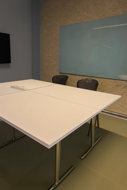 Bureau droit 140x70 cm avec plateau en mélaminé et pieds en métal