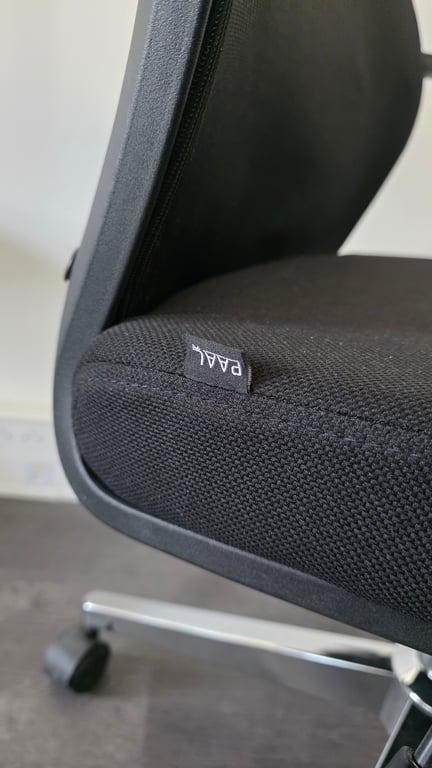 Fauteuil de bureau avec têtière et roulettes