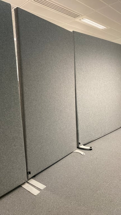 Cloison en tissu gris clair
