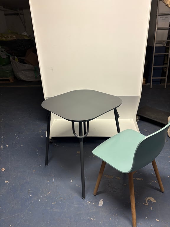 Table d'extérieur rectangulaire en métal