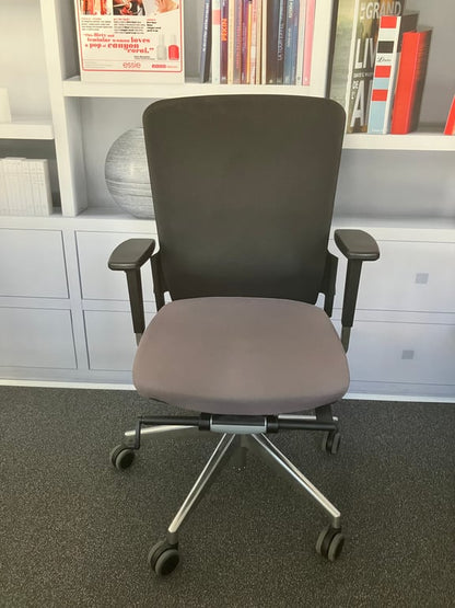Fauteuil de bureau modèle E8 avec dossier en résille et piètement étoile