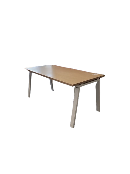 Bureau droit avec plateau en bois lightcreme et pieds en métal blanc