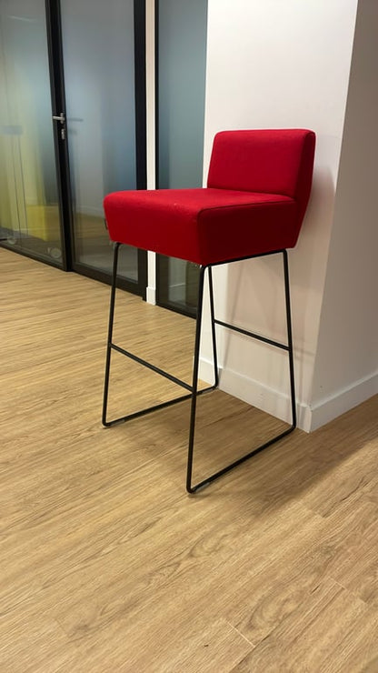 Chaise Haute sans Accoudoirs avec Pieds en Métal et Assise en Tissu Rouge
