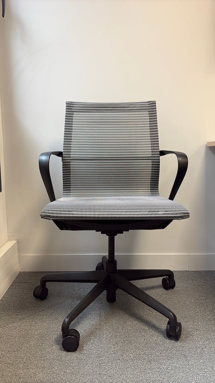 Fauteuil de bureau ergonomique avec roulettes et dossier résille