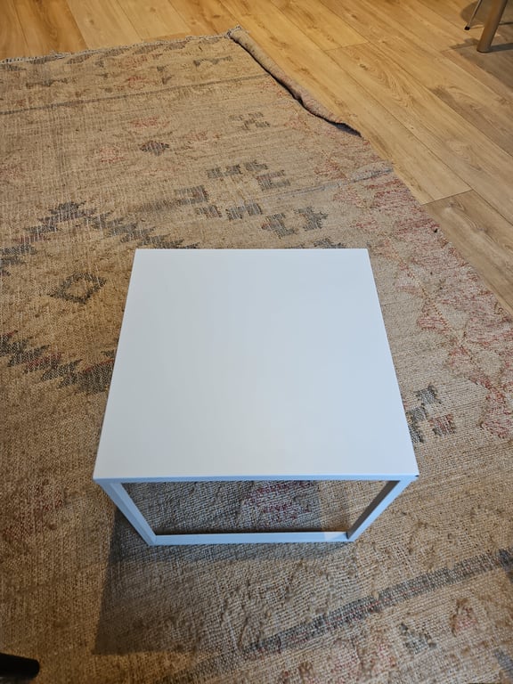 Table basse en métal blanc