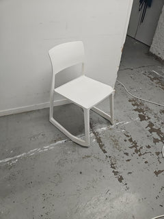 Chaise de cafétéria Vitra - Modèle empilable, piètement luge