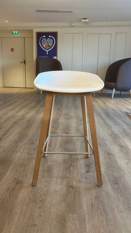 Chaise haute sans accoudoirs avec dossier plein