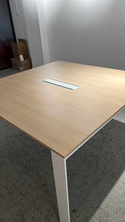 Table de réunion rectangulaire en bois et métal