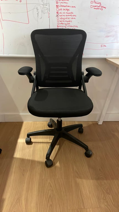 Fauteuil de bureau en résille avec roulettes et rotation d'assise