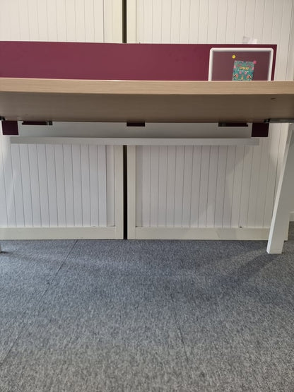 Bureau droit avec plateau en bois lightcreme et pieds en métal blanc