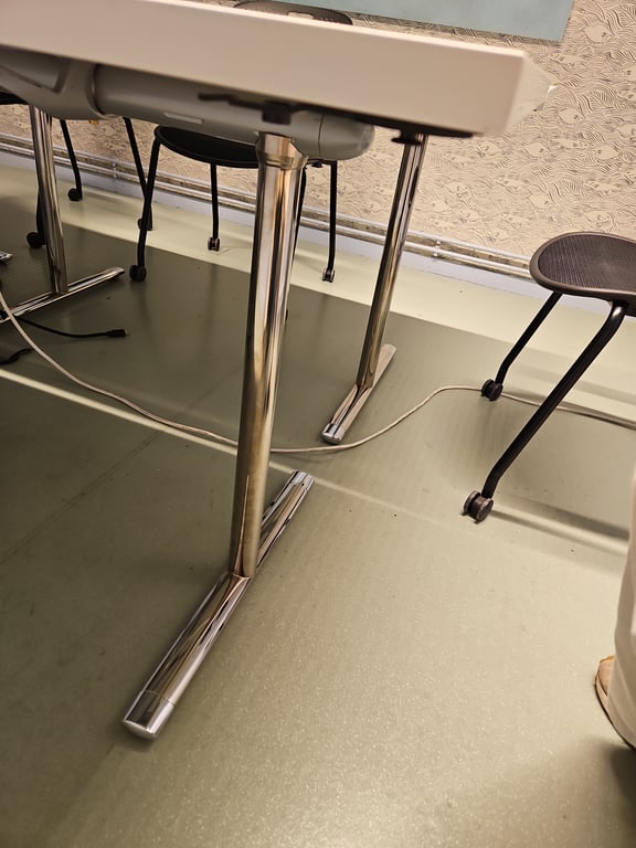 Bureau droit 140x70 cm avec plateau en mélaminé et pieds en métal