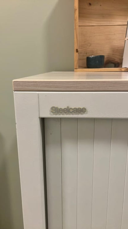 Armoire basse blanche avec portes à rideaux