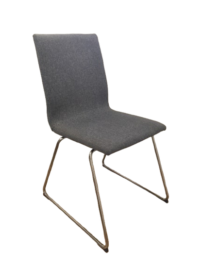 Chaise de réunion empilable avec dossier plein et piètement droit