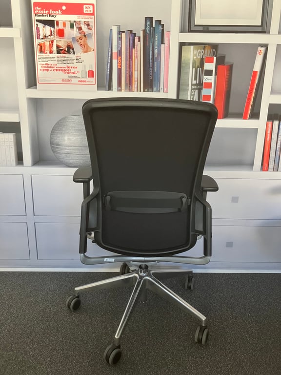 Fauteuil de bureau modèle E8 avec dossier en résille et piètement étoile