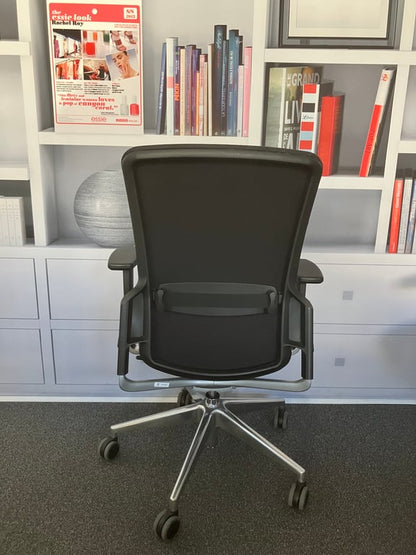 Fauteuil de bureau modèle E8 avec dossier en résille et piètement étoile