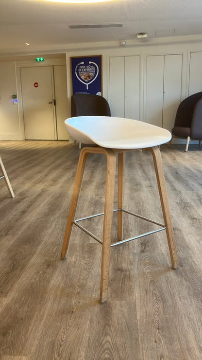 Chaise haute sans accoudoirs avec dossier plein