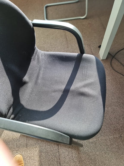 Chaise noire avec pieds luge et accoudoirs