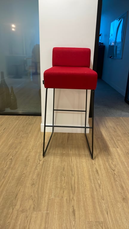 Chaise Haute sans Accoudoirs avec Pieds en Métal et Assise en Tissu Rouge