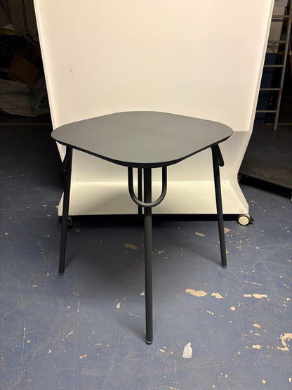 Table d'extérieur rectangulaire en métal