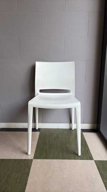 Chaise de cafétéria Bakhita en plastique blanc