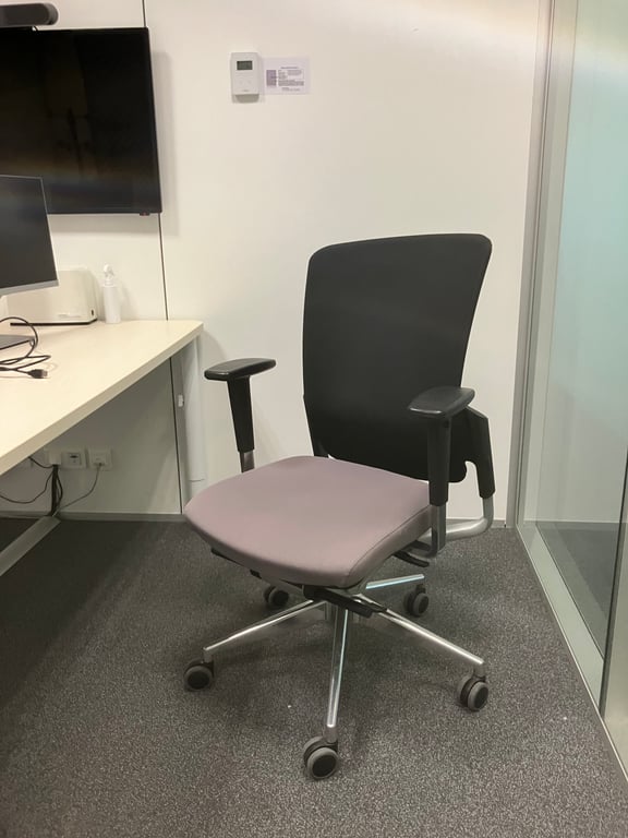 Fauteuil de bureau modèle E8 avec dossier en résille et piètement étoile
