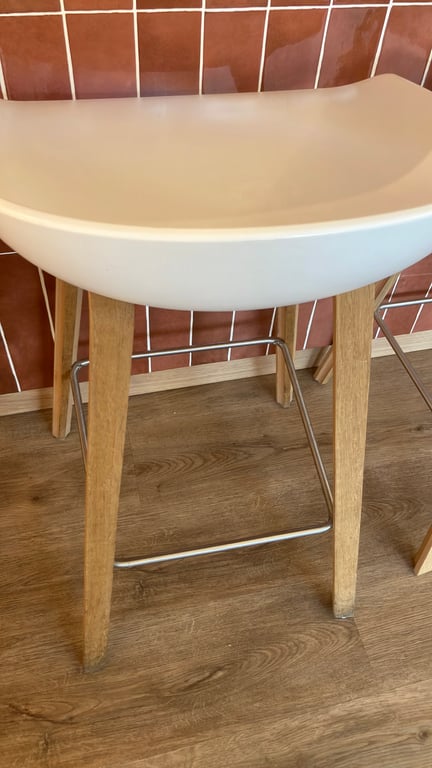 Chaise haute sans accoudoirs avec dossier plein