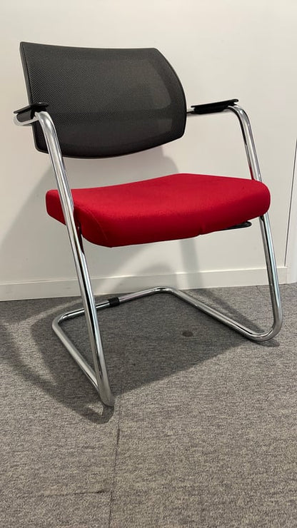 Chaise de réunion avec accoudoirs et dossier en résille, piètement luge