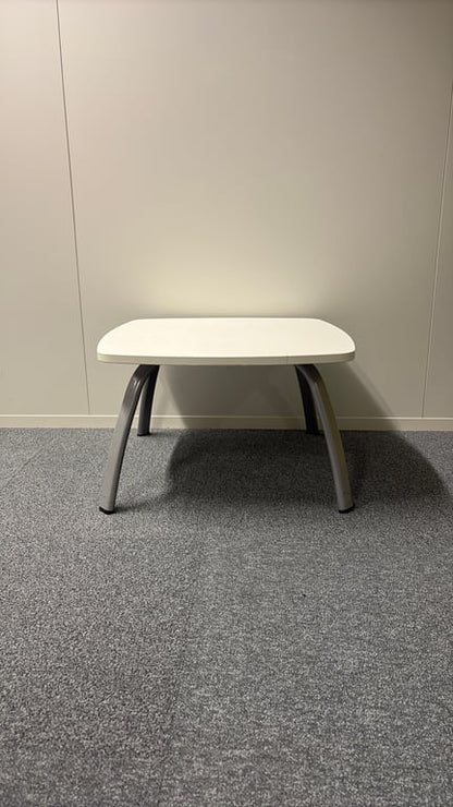 Table basse rectangulaire en mélaminé et métal