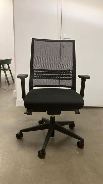 Fauteuil de bureau noir avec roulettes et dossier résille