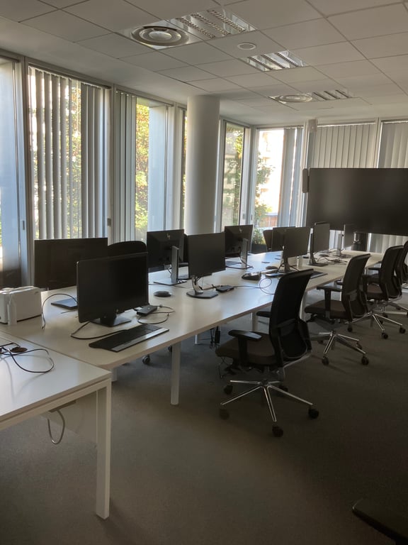 Fauteuil de bureau modèle E8 avec dossier en résille et piètement étoile