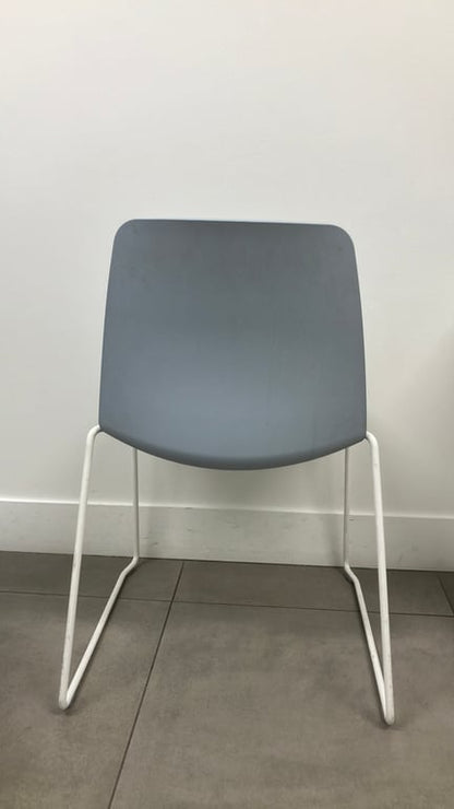 Chaise de cafétéria bleu clair en plastique