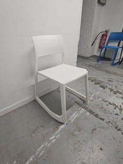 Chaise de cafétéria Vitra - Modèle empilable, piètement luge