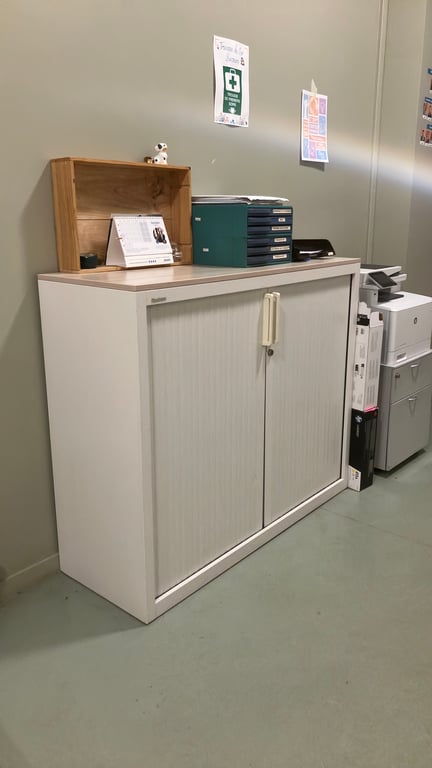 Armoire basse blanche avec portes à rideaux