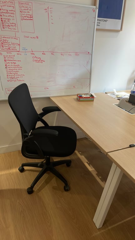 Fauteuil de bureau en résille avec roulettes et rotation d'assise