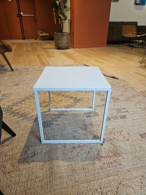 Table basse en métal blanc