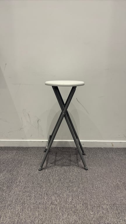Tabouret pliable avec piètement droit